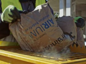 Operários duvidam, mas a técnica funciona: nova espuma mineral acelera obras e muda padrões da construção civil