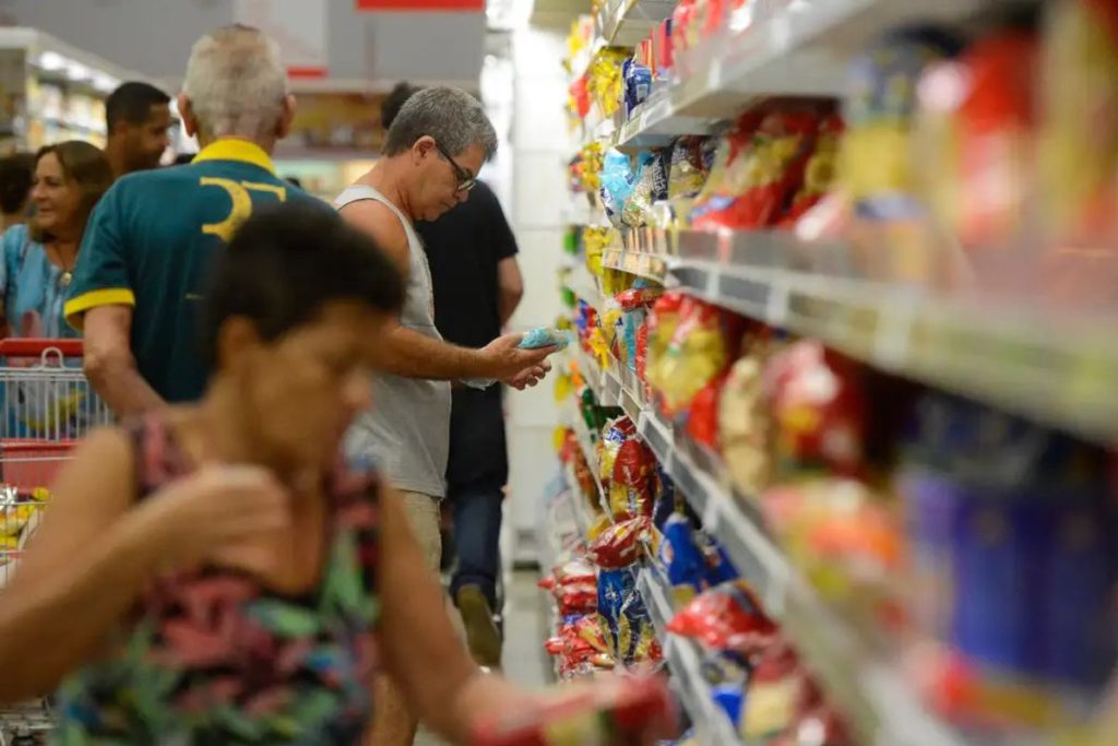 Supermercados começam a fechar aos domingos a partir de 1º de março