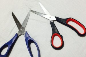 Truque para amolar tesoura em casa