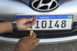 Nova regra: motoristas que não trocarem a placa Mercosul no prazo podem sofrer penalidades graves