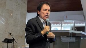 Saiba quem é bispo de Anápolis que Bolsonaro quer receber na prisão