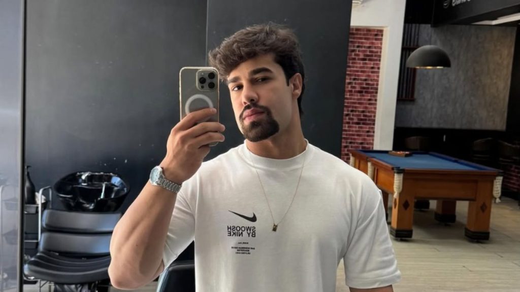 Influenciador digital Paulo Augusto está na Casa de Vidro Centro-Oeste do BBB 26.