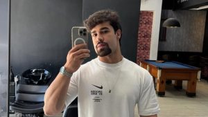 Influenciador digital Paulo Augusto está na Casa de Vidro Centro-Oeste do BBB 26.