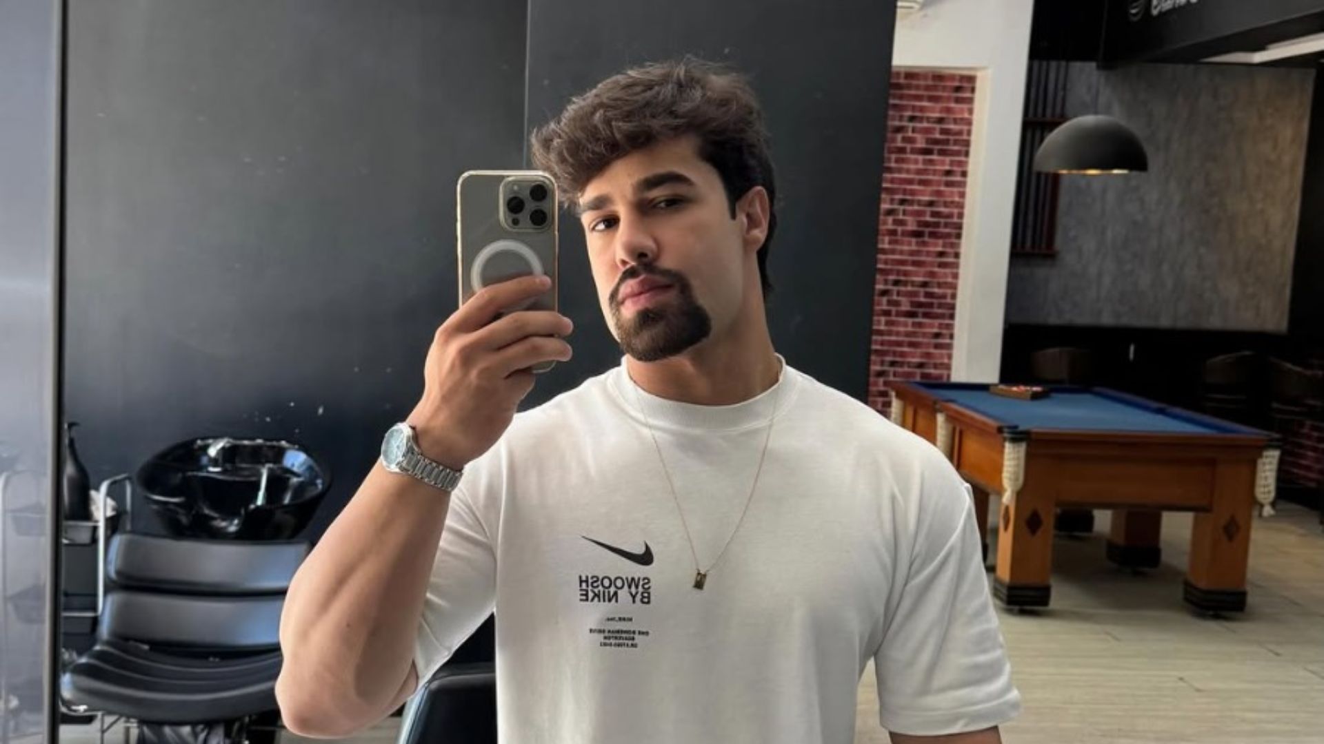 Influenciador digital Paulo Augusto está na Casa de Vidro Centro-Oeste do BBB 26.