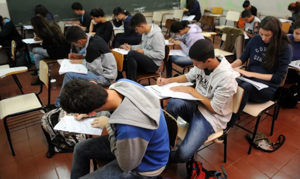 Programa Pé-de-meia para estudantes do ensino médio