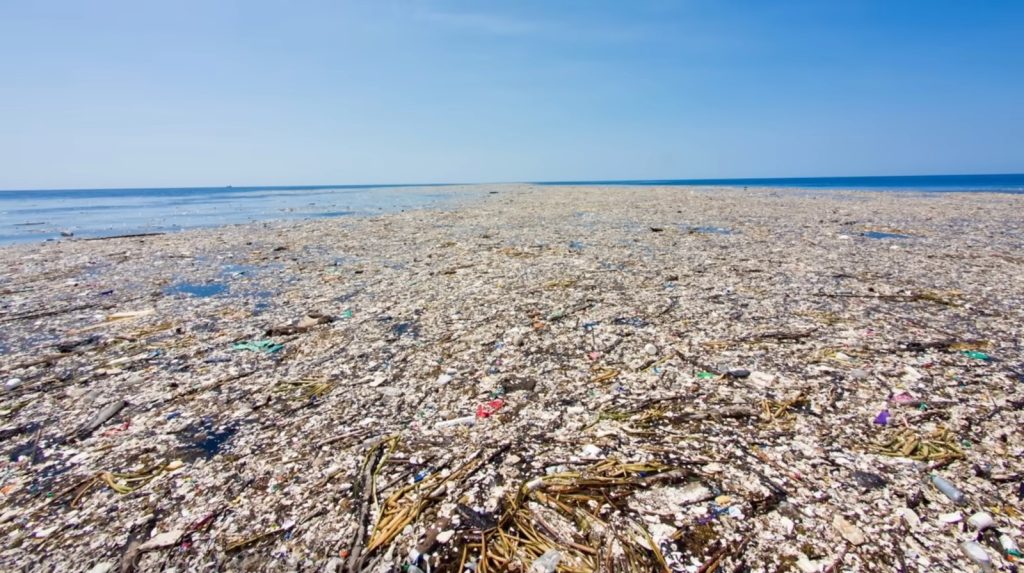 milhões de toneladas de lixo sendo jogadas no mar