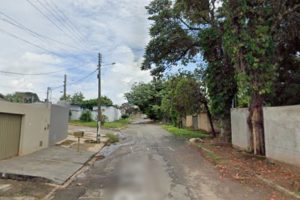 Homem sofre atentado a tiros no momento em que saía de casa, em Aparecida de Goiânia