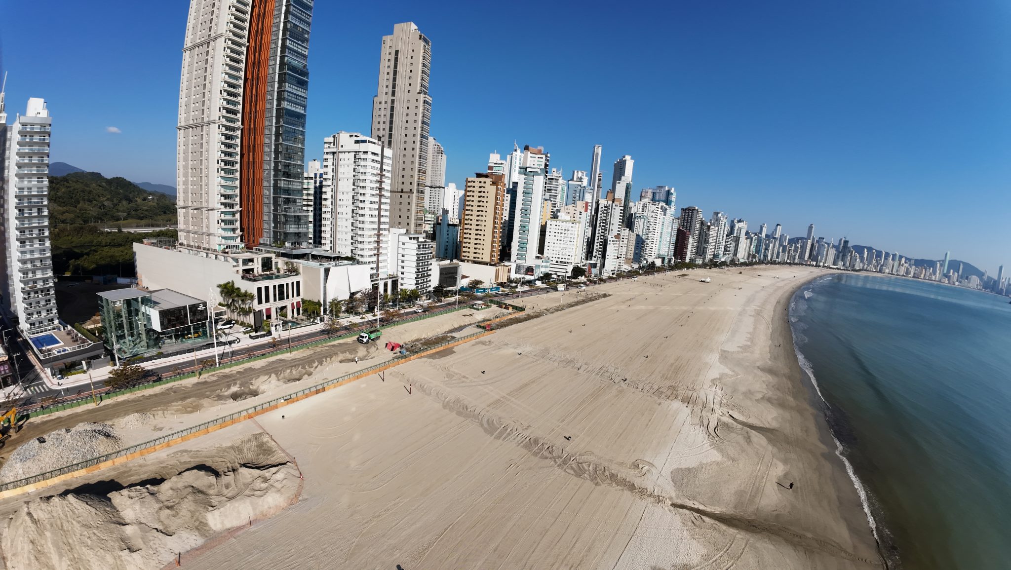 Muralha sendo contruida na Praia Grande de Balneário Camboriú