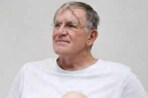 Gomide posta foto em casa após alta médica: “pude passar o aniversário em casa”