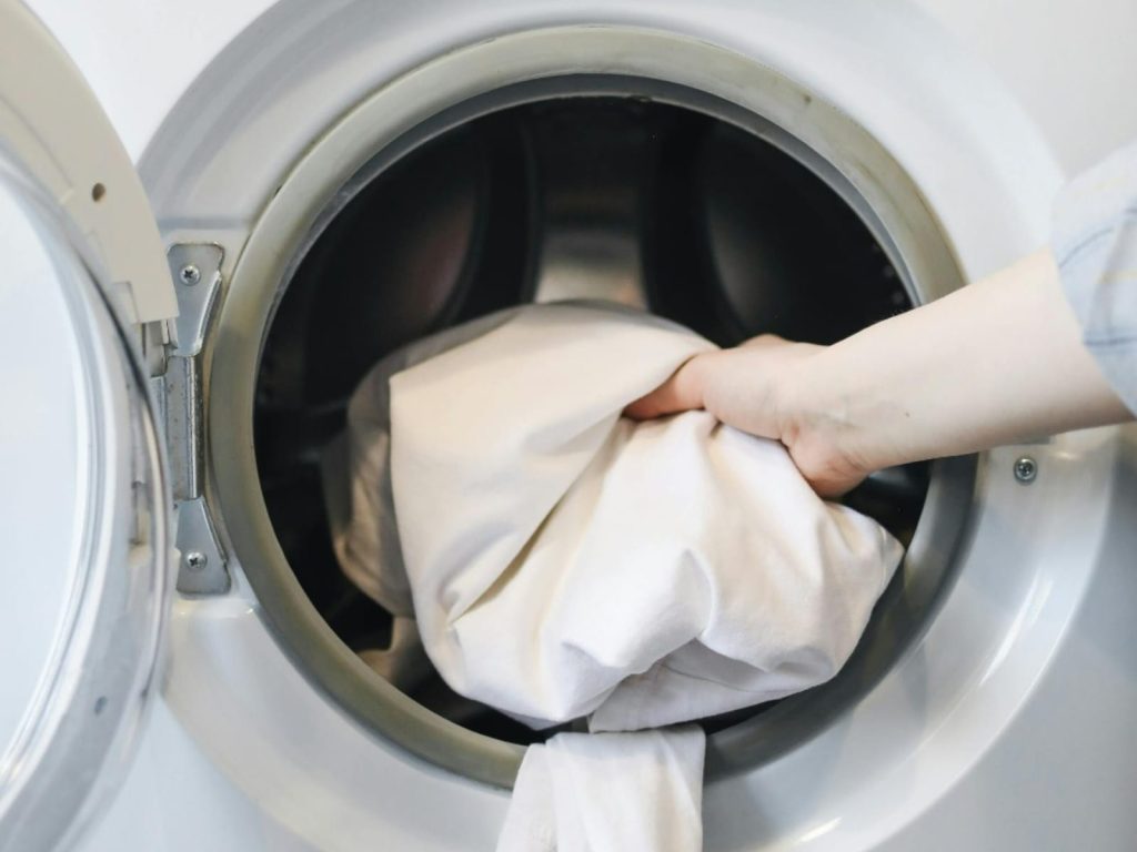 Roupa branca encardida? Veja como clarear na máquina de lavar