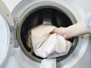 Roupa branca encardida? Veja como clarear na máquina de lavar