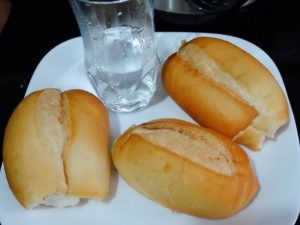 Como transformar pão duro em receita digna de hotel