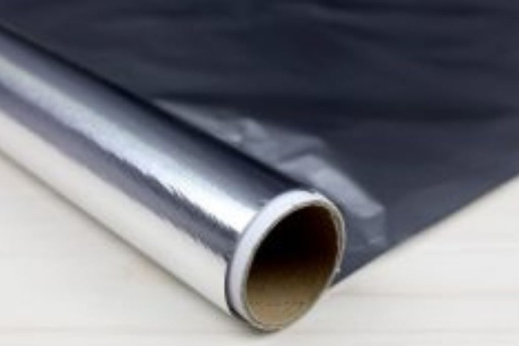 Colocar papel-alumínio atrás da porta de casa