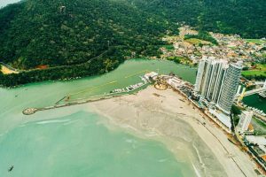 Prefeitura constrói muro para evitar que a cidade mais cara do Brasil seja engolida pelo mar