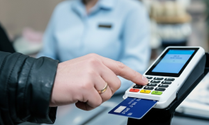 digitando CPF na maquininha do supermercado