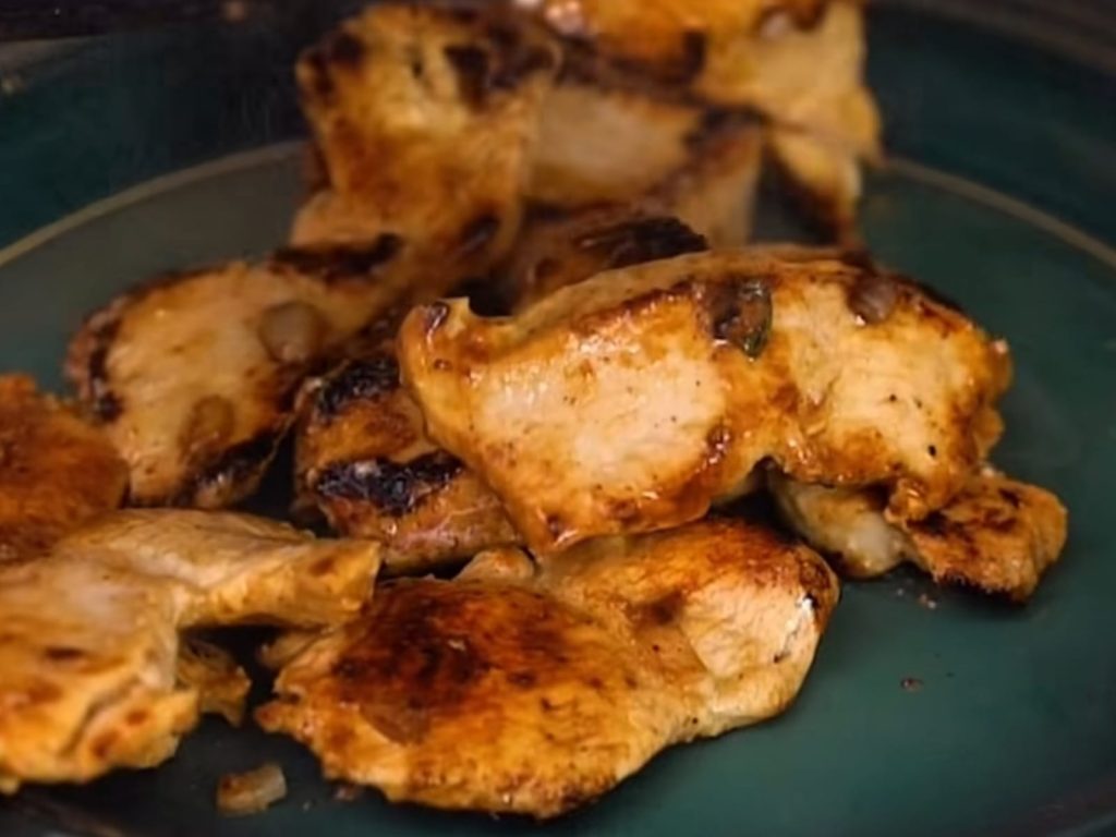 Adeus, frango duro e borrachudo: ingrediente secreto para amaciar e deixar suculento