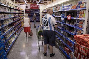 Inflação na Argentina em 2025 é a mais baixa desde 2017, apesar de alta em dezembro