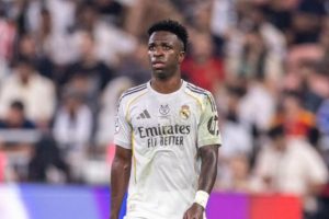 Vini Jr é alvo de racismo antes de jogo do Real Madrid; Courtois reage