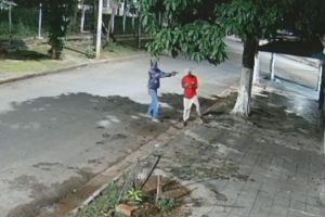 Jovem é executado com tiros pelas costas em Goiânia; câmera filmou ataque
