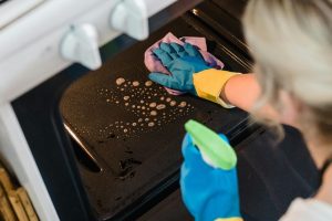 Forno elétrico limpo após retirada de gordura e odores