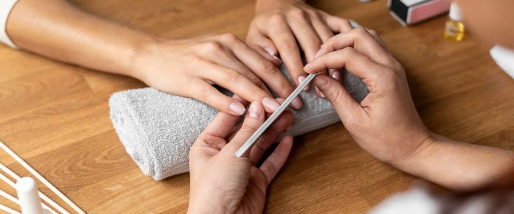 7 cores de esmalte que estão dominando 2026 e deixando as unhas com cara de salão