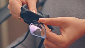 limpar as lentes do óculos do jeito correto