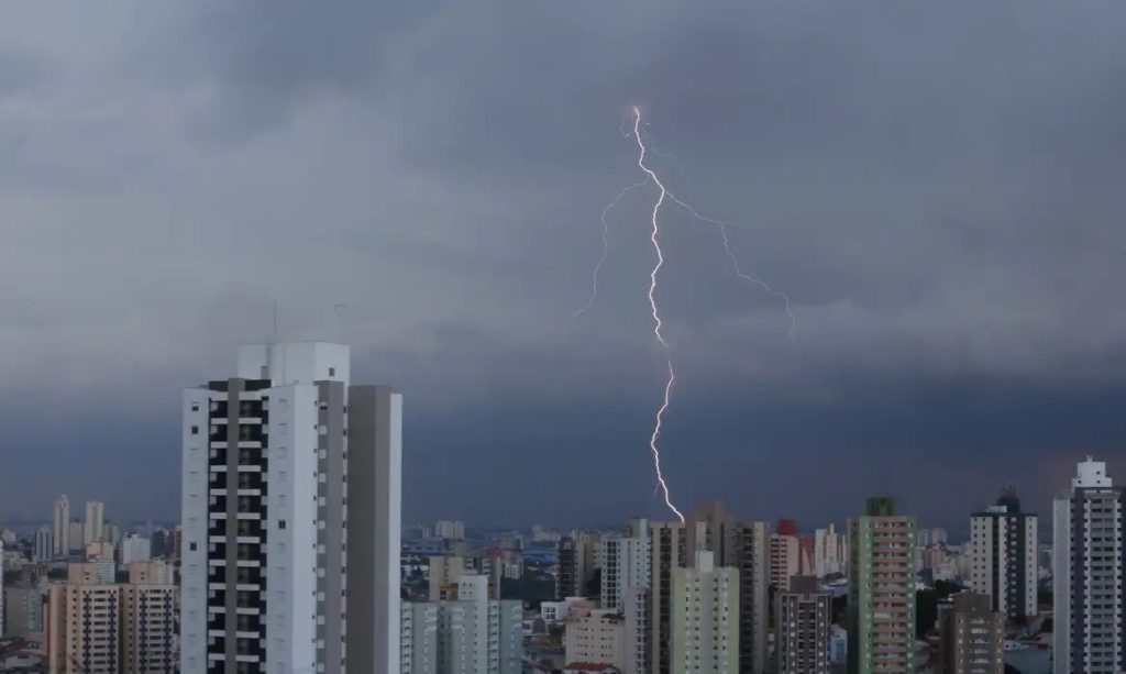 A previsão aponta risco de temporais mais fortes em parte do país, com chance de chuva volumosa, ventania e transtornos ao longo do dia segundo Inmet
