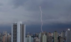 A previsão aponta risco de temporais mais fortes em parte do país, com chance de chuva volumosa, ventania e transtornos ao longo do dia segundo Inmet