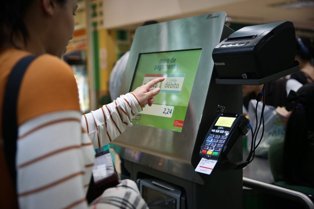 Colocando CPF no caixa do supermercado