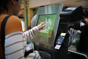 Colocando CPF no caixa do supermercado