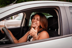 A nova regra começou a beneficiar motoristas que mantém um bom histórico no trânsito e promete reduzir burocracia e custos na hora de renovar a CNH