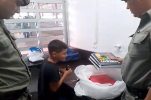 Menino de 11 anos vende doces para ajudar irmãos e comove policiais em Goiânia