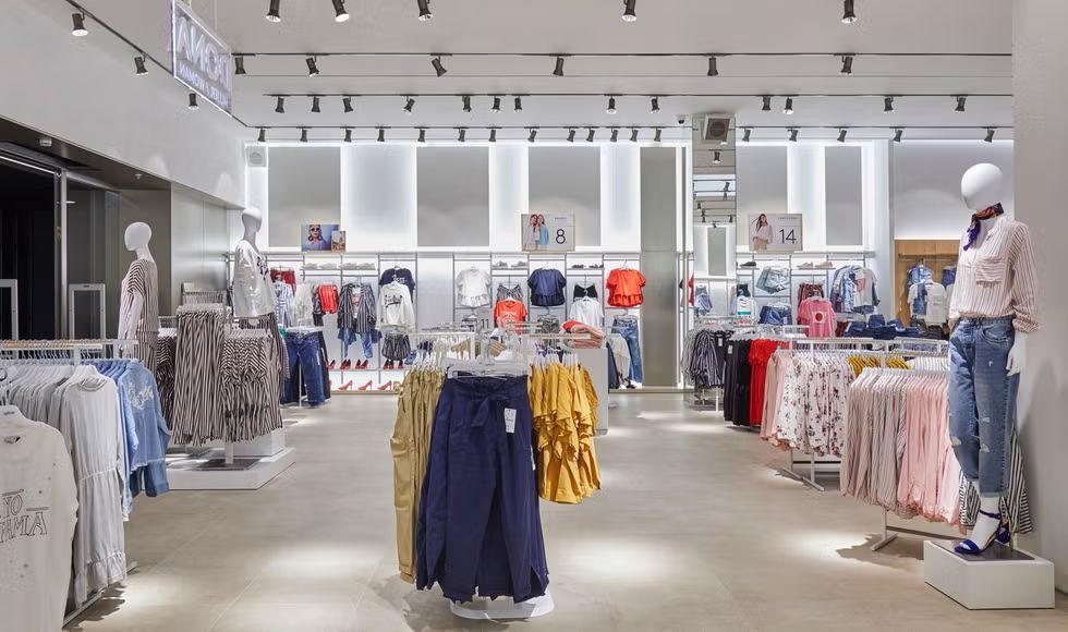 A dona da Zara vem mudando sua estratégia global, reduzindo lojas menores e apostando em unidades mais completas, integradas ao digital e com foco em eficiência em varejista