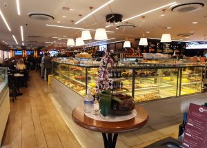 A melhor padaria do Brasil tem café da manhã que supera qualquer hotel, serve almoço e conta com robôs como garçons