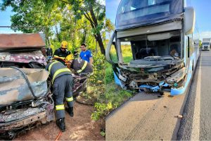 Motorista morre preso às ferragens após colisão com ônibus na BR-020