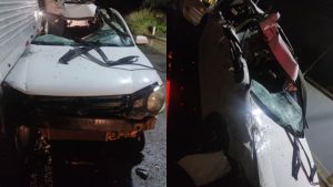 Carro ficou destruído após motorista embriagado colidir com caminhão estacionado.
