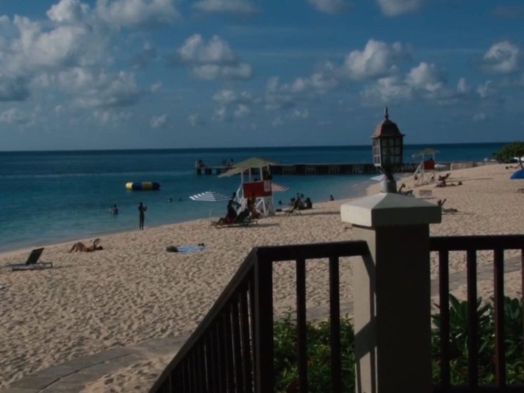 Nessa ilha do Caribe, moradores são proibidos de frequentar as praias
