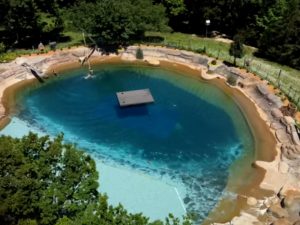 Projeto de quase 30 anos transforma quintal comum em lagoa de 2 milhões de litros