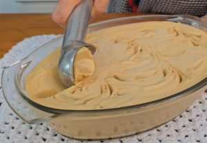 Com apenas dois ingredientes, é possível fazer um delicioso sorvete caseiro para a sobremesa