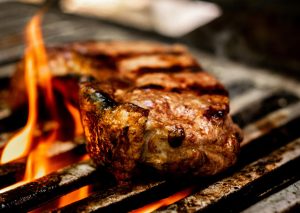 Temperar a carne antes de ir para a grelha é passado: nova forma a deixa muito mais saborosa