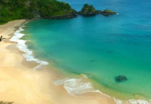 A praia mais limpa do Brasil não fica no Rio de Janeiro nem no litoral de São Paulo e tem água turquesa com recife de corais