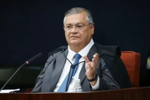 STF torna ré mulher que xingou Flávio Dino em avião