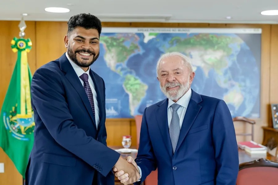 Ex-garçom e filho de diarista: a história de superação de goiano que virou diplomata