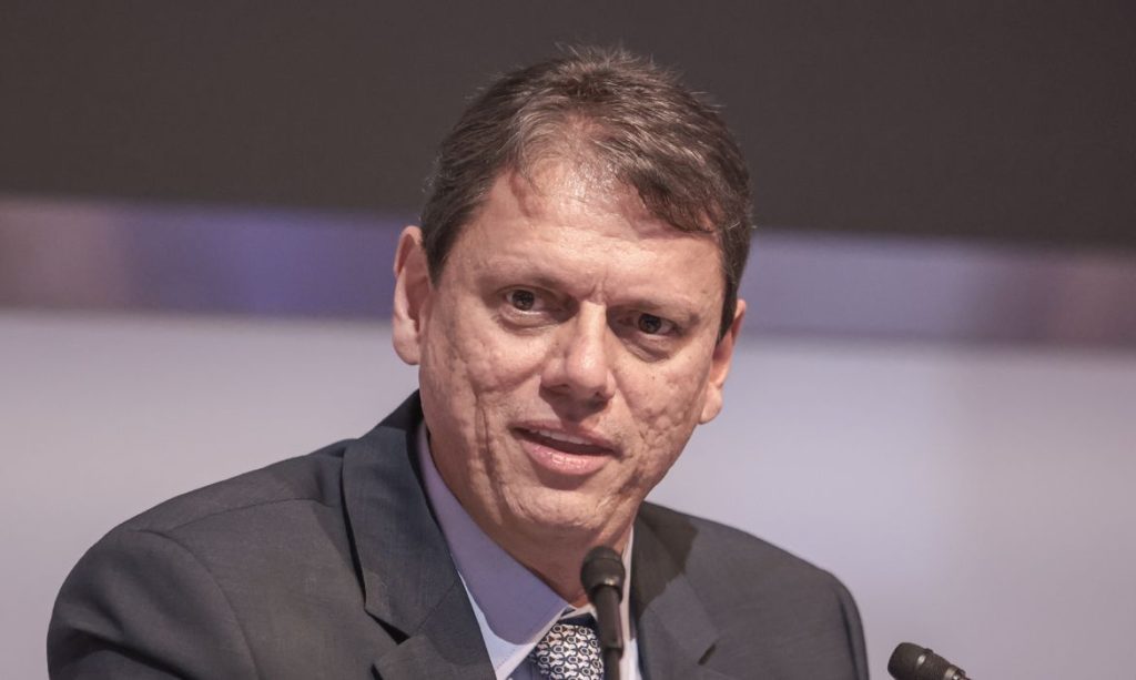 Moraes autoriza Tarcísio a visitar Bolsonaro na prisão na quinta-feira