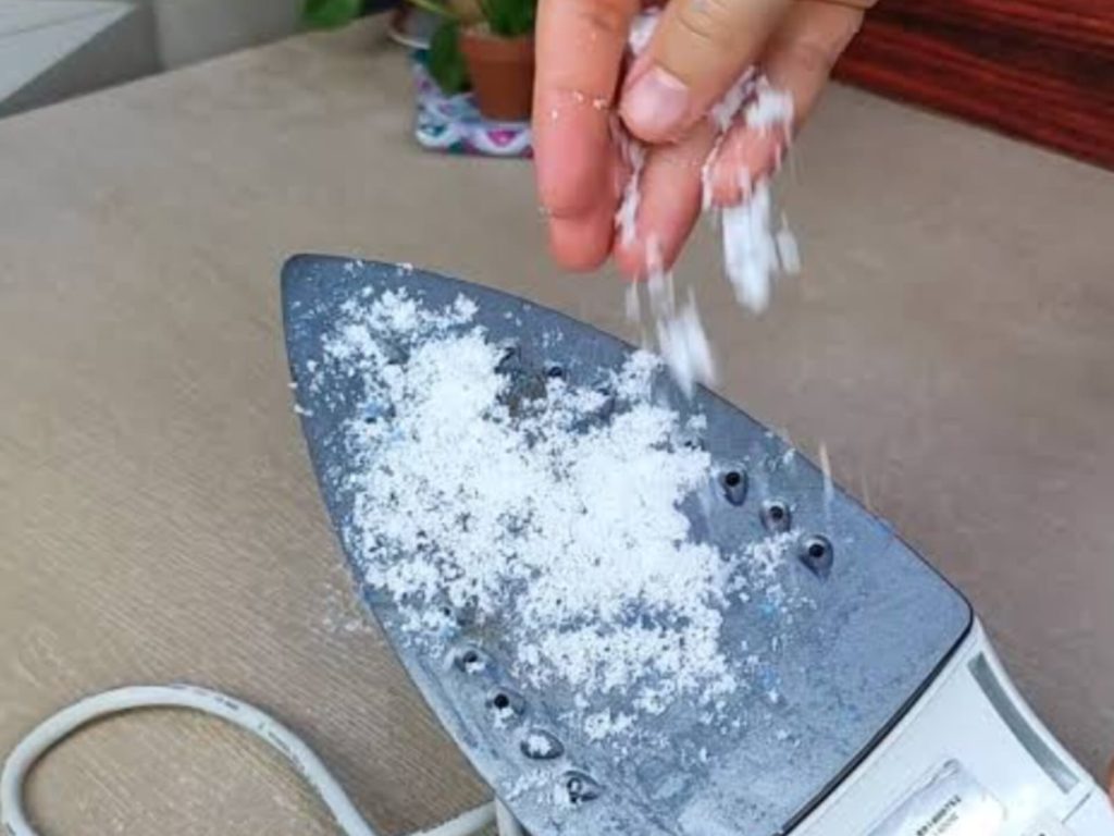 Sal no ferro de passar: truque simples e barato que muita gente ignora