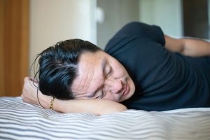 O método japonês para dormir quando está calor sem usar ar-condicionado ou ventilador