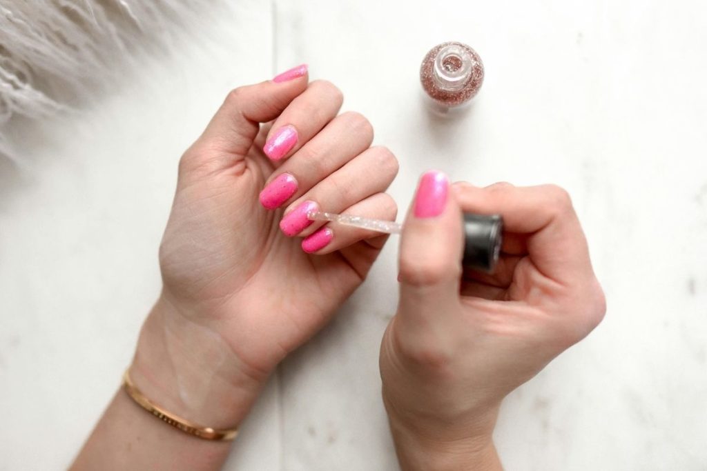 Truque simples faz o esmalte durar muito mais tempo nas unhas sem descascar e desbotar