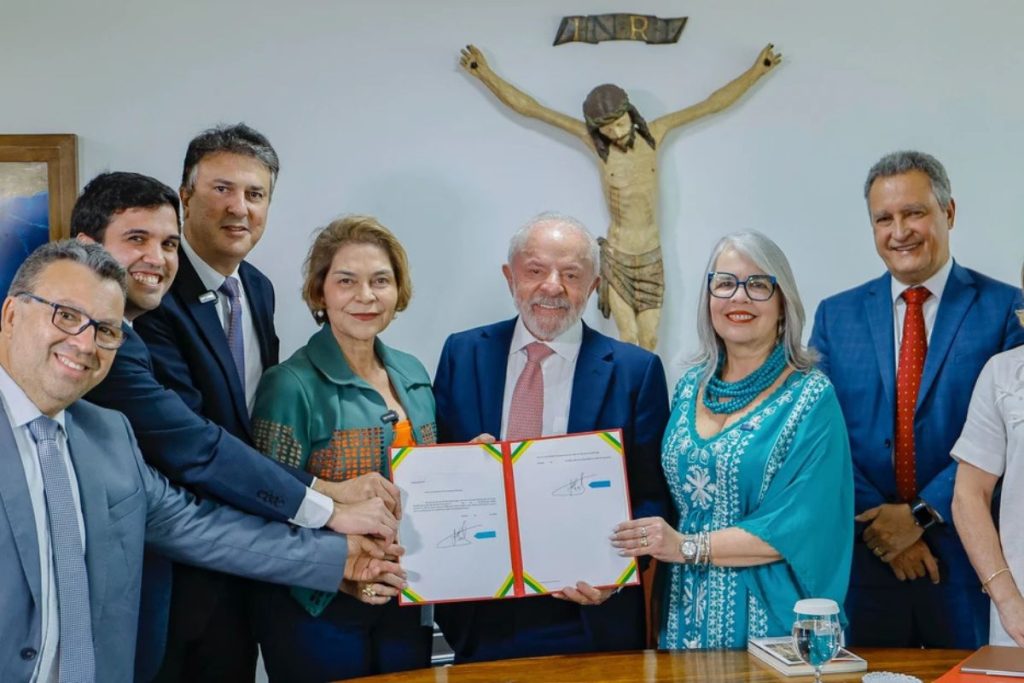 Lula assina MP para reajustar em 5,4% o piso salarial dos professores