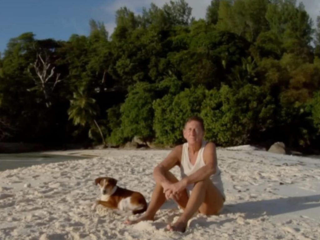 Homem rejeita fortuna bilionária, compra ilha deserta e a transforma com 16 mil árvores