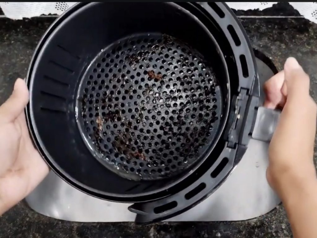 Truque caseiro remove o encardido da airfryer em minutos